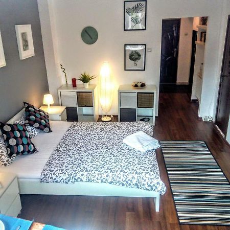 Central Bright Modern Studio Bukarest Eksteriør billede